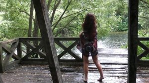 Танец Топлесс под дождем