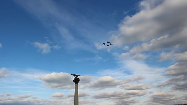 "Русские витязи" устроили в Севастополе авиашоу смотреть онлайн