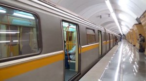 Электропоезд 81-720/721.1 «Яуза» на станции метро Окружная