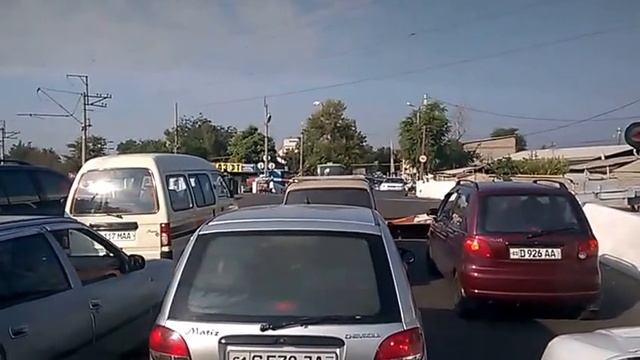 Как переезжают ж/д переезд в Ташкенте смотреть онлайн