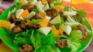 Изысканный салат из ресторана с печенью и грушей!