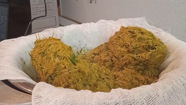 ВКУСНЕЙШИЙ ЛЕЧЕБНЫЙ МЕД ИЗ ОДУВАНЧИКОВ, СОЛНЕЧНЫЙ МЁД смотреть онлайн