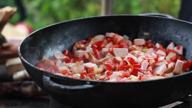 Завтрак в стиле шакшуки. С сардельками, блин | Гриль рецепт ??? смотреть онлайн