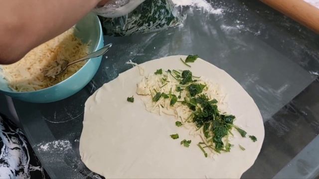 Кутабы с сыром и зеленью на сковороде смотреть онлайн