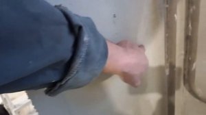 Заштукатурил стены под трубами как смог.