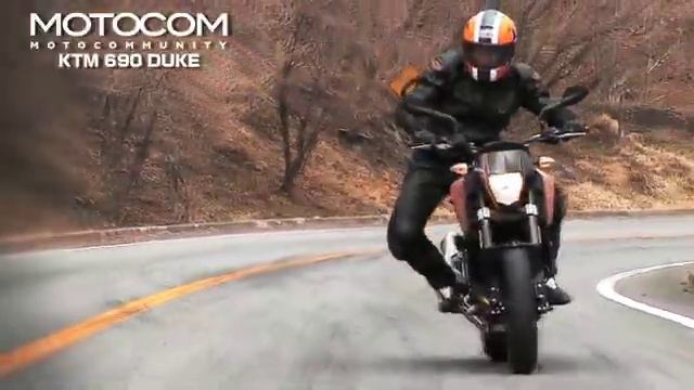 ｢KTM 690DUKE vs DUCATI MONSTER 696｣バイクインプレ смотреть онлайн