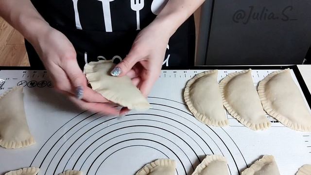 Тесто на чебуреки заварное ! 😋 Пузырчатое, хрустящее и тонкое. смотреть онлайн