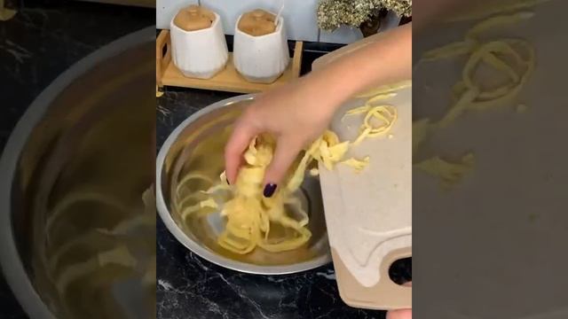 Бомбезный салат с жареным яйцом | Рецепты твоей кухни | #Shorts смотреть онлайн