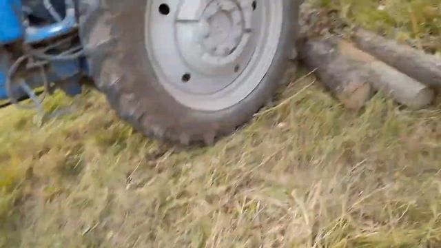 Тащит как бык трактор Т-40 в деле.Незаменимый трактор в хозяйстве.Тащим брёвна смотреть онлайн