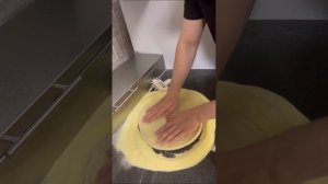 Как раскатать тесто руками-пицца 33см