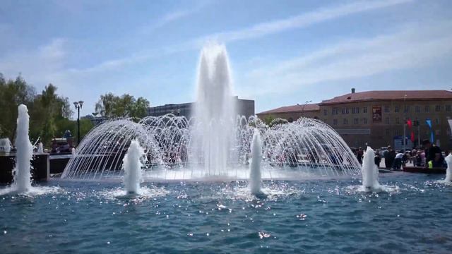 Фонтан у ГПНТБ в Новосибирске в 4К смотреть онлайн