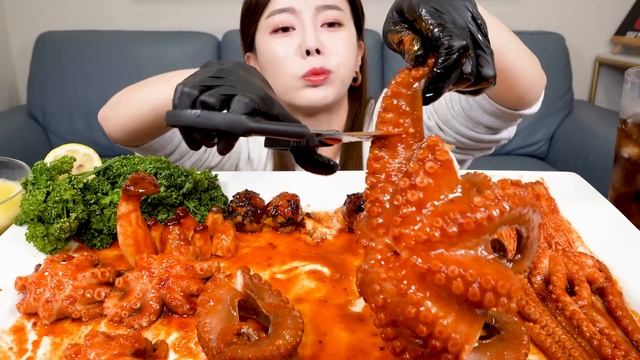 빨판 파티! ? 문어 & 쭈꾸미 & 낙지 버섯 볶음 먹방 레시피 Octopus & Webfoot octopus Mushrooms Recipe Mukbang ASMR Ssoyoun смотреть онлайн