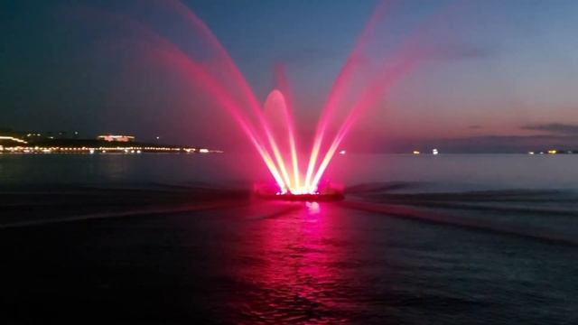 Прогулка по набережной в Геленджике# 2020# морской плавающий светомузыкальный фонтан смотреть онлайн