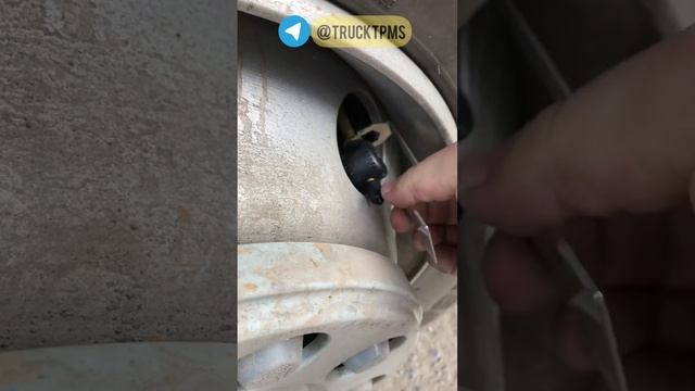 Установка комплекта из 12 датчиков давления на SINOTRUCK смотреть онлайн