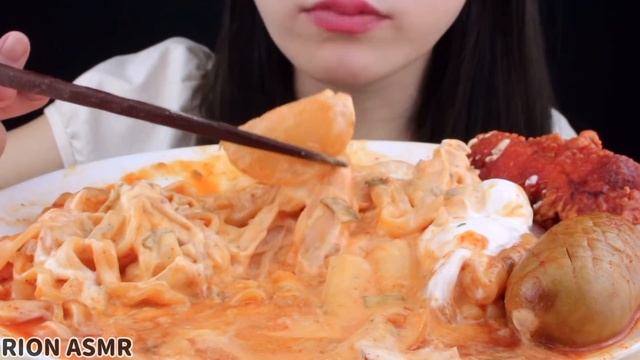 【ASMR】ROSE TTEOKBOKKI,FIRE NOODLE,ENOKI,HASH BROWN,SAUSAGE MUKBANG 먹방 食べる音 EATING SOUNDS NO TALKING смотреть онлайн