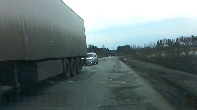 Федеральная трасса "Вятка" 14 апр. 16г. близ Белой Холуницы. BAD HIGHWAYS IN THE RUSSIA. смотреть онлайн