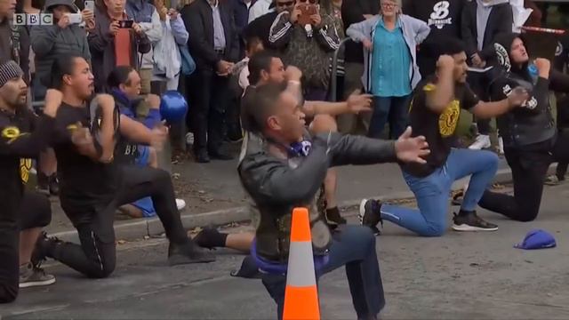 Flowers and Haka: Christchurch's tribute - BBC News смотреть онлайн