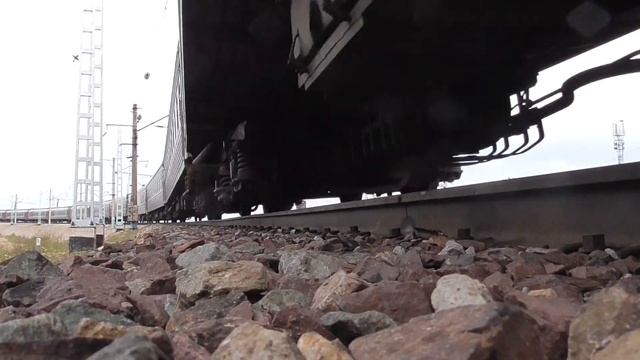 Под проезжающим пассажирским поездом / under a passing train смотреть онлайн