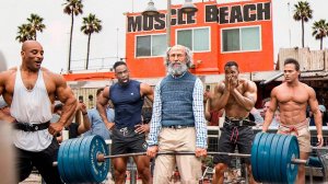 Пауэрлифтер в возрасте шокирует на Muscle Beach | Anatoly GYM PRANK