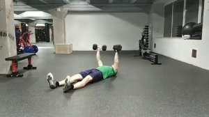 Жим гантелей лёжа на полу