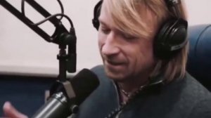 Олег Винник поёт песню в живую