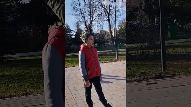 Дети учатся кататься на электросамокате. смотреть онлайн