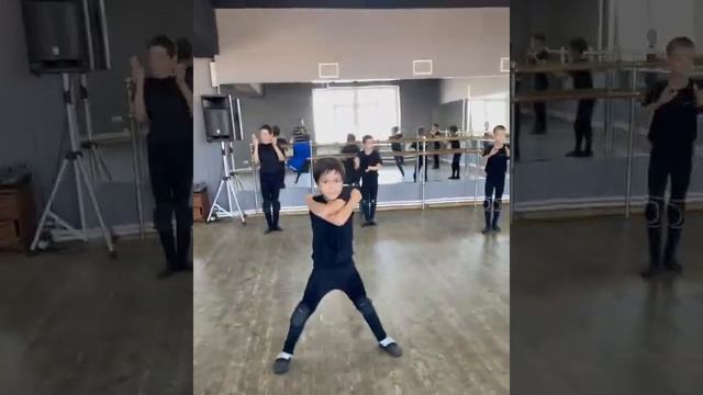 Участник Шоу Лучше всех! Разорвал танцпол в горячей ЛЕЗГИНКЕ! смотреть онлайн