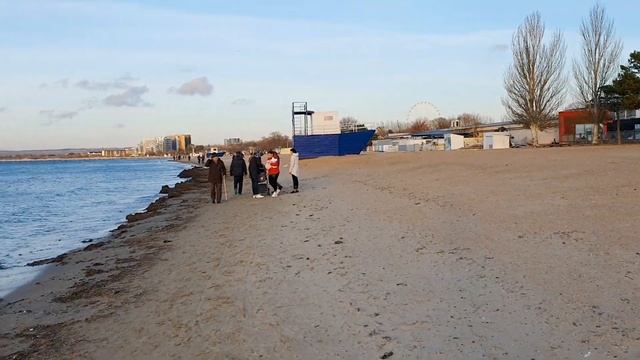 #АНАПА. ПОГОДА 17.12.2019. ЛЕБЕДИ И ВЕСЕЛЬЕ! ЦЕНТРАЛЬНЫЙ ПЛЯЖ. Дом вверх дном. Песок метёт. смотреть онлайн