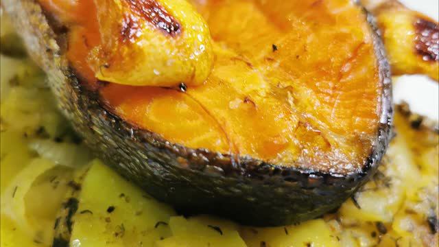 ЗАПЕЧЕННЫЙ КАРТОФЕЛЬ С ФОРЕЛЬЮ