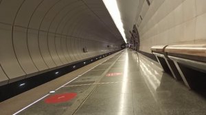 Московский метрополитен|Поезд прибывает на платформу станции метро Верхние Лихоборы