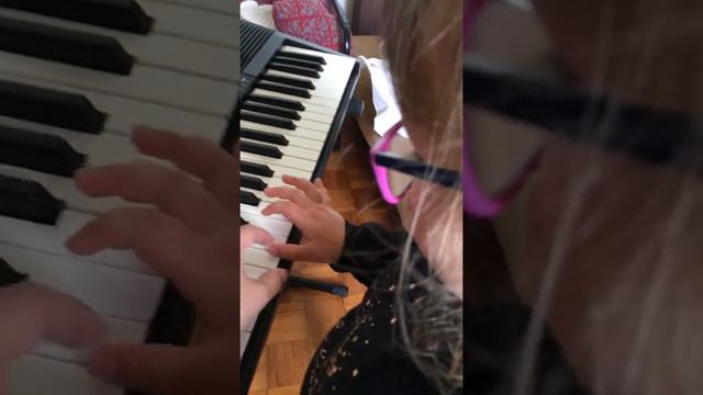 Maria Franjinha toca piano Yamaha PSR E 273 смотреть онлайн