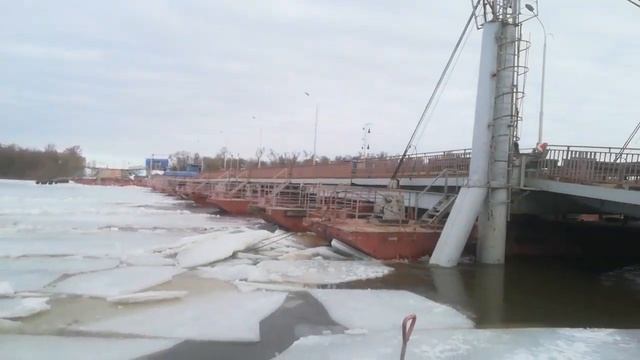 Ледовая обстановка у понтонном моста Озеры. Утро, 19 марта 2023 года. Разведут, не разведут смотреть онлайн