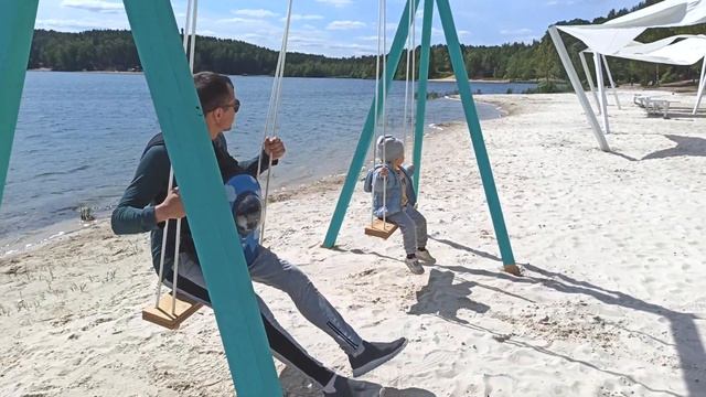 Катаемся с Евиком на качелях смотреть онлайн