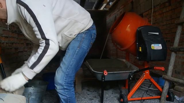 Заливаем бетонный пол.Бетономешалка на 120 литров. смотреть онлайн