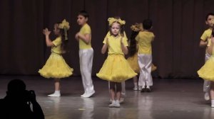 Танец"Солнечные зайчики" детский сад "Берёзка"