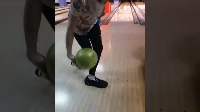 Как закрутить шар в боулинге. Релиз обучение. Bowling release drill. смотреть онлайн