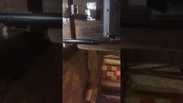 Ролик №08. Установка газлифтов в напольный люк в погреб своими руками, при помощи комплекта №5-50. смотреть онлайн