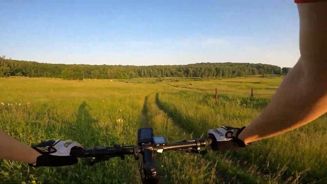 Вечерний велозаезд в пригород. Природная красота полей и холмов. смотреть онлайн