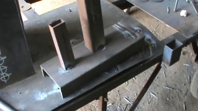 Вертикальный шов электродом. Сварка профильной трубы без прожогов и наплывов. смотреть онлайн