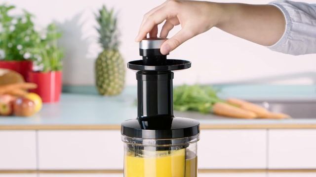 Как приготовить сок в шнековой соковыжималке Bosch VitaExtract. Видео-инструкция.