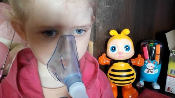 Ребёнок делает ингаляцию.Child makes inhalation