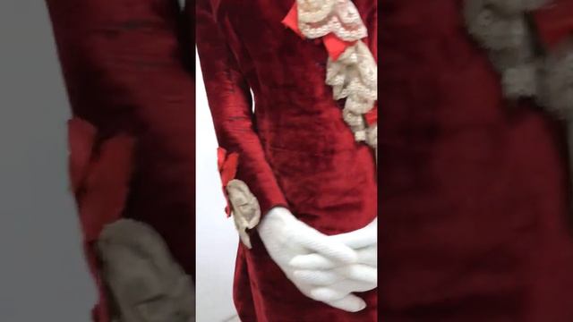 Костюм из красного бархата 2880 год. смотреть онлайн