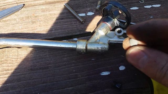 Монтажный пистолет травит пену возле курка - Решение