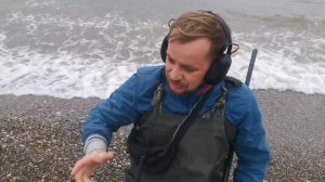 Пляжный поиск с металоискателем нашел  золото с бриллиантом