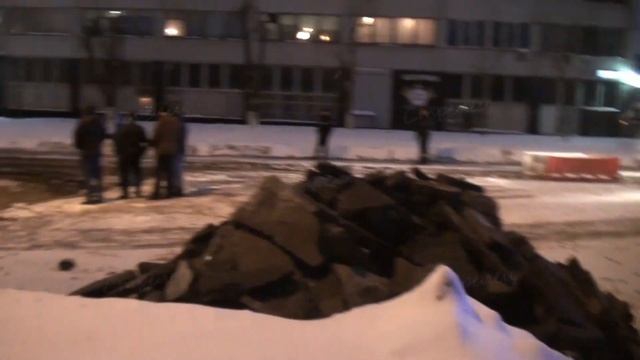 На Ферганской улице в Москве произошел провал грунта смотреть онлайн