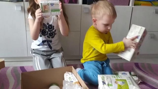 Подарочный бокс от магазина Буслик и ТМ Солнце и Луна. Софья-Николь и Демид открывают подарок смотреть онлайн
