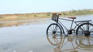 Велосипед вытаскивает грузовик