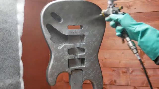 Repeindre une guitare électrique au Cristalliseur ! смотреть онлайн
