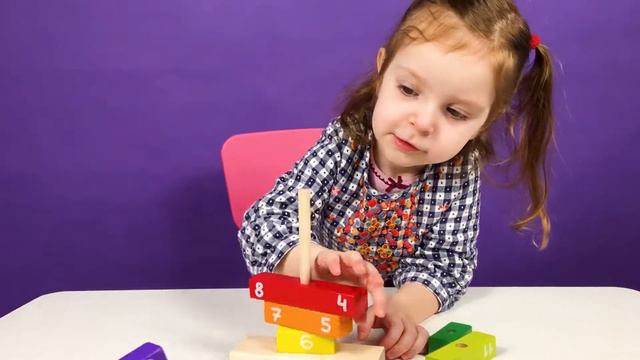 Эмми играет конструктором часы Cubika. Видео для детей смотреть онлайн