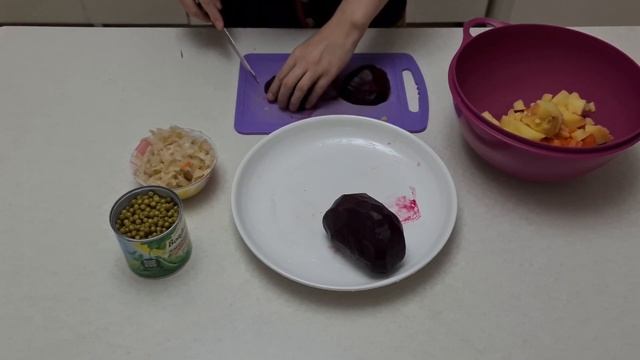 Ашытылған қырыққабат (квашеный капуста) қосылған дәмді және пайдалы винегрет салатын жасау.